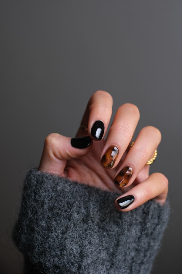 Manicura semipermanente en negro y efecto carey
