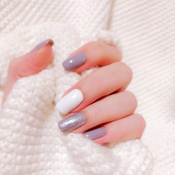 Uñas en gris, blanco y glitter plateado