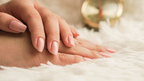 Manicura natural en tono nude