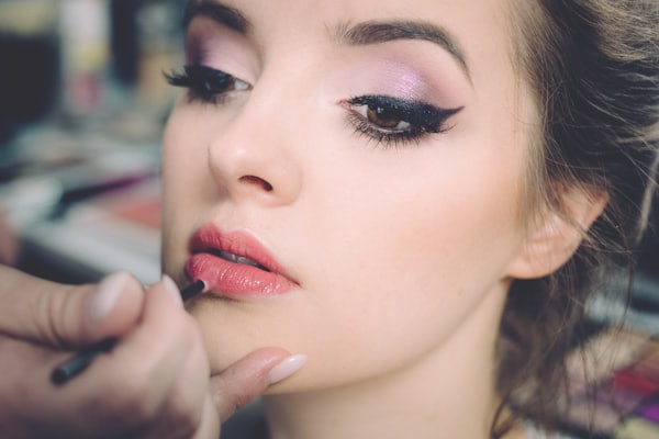 Mirada con pestañas definidas y maquillaje de ojos